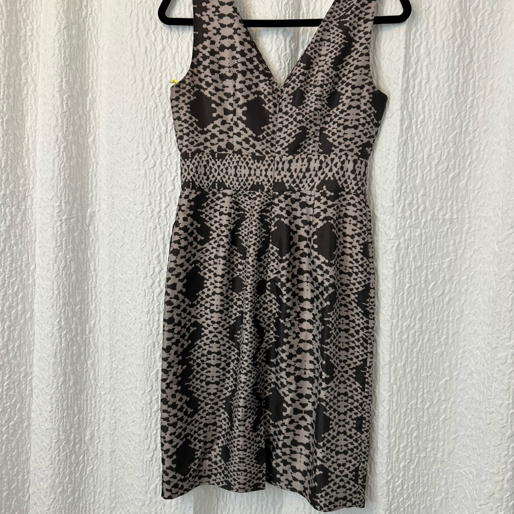 Banana Republic
100% Silk
Gray and Black V-Neck Dress
Size 4